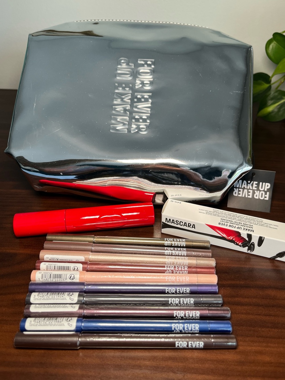 Make Up For Ever bundle 10 Eye Pencils Aqua Resist, 1 Mascara and a Silver Pouch